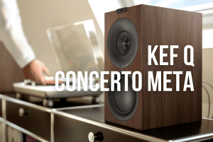 Kef q concerto meta bij overgaauw in houtkleur en zwart op een houten kastje met een platenspeler ernaast
