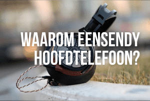 Waarom een Sendy hoofdtelefoon? Een Sendy hifi hoofdtelefoon op een betonnen randje met gras ernaast. bedrade hoofdtelefoon. Bij Overgaauw leiden