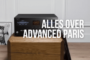 Advanced Paris versterker met wijzer plaatje die glow in de dark is. Op een houten kastje met in het wit"alles over advanced paris" voor een hifi audio blog van overgaauw leiden