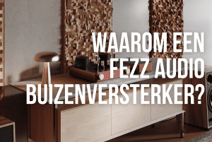 Rode fezz buizenversterker op een houten kastje met een lifestyle woonkamer ermheen met behang en een mushroom goude lamp. Het is een blog voorpagina met de tekst 'Waarom een fezz audio buizenversterker?" in witte dikke letters erop van Overgaauw Leiden.