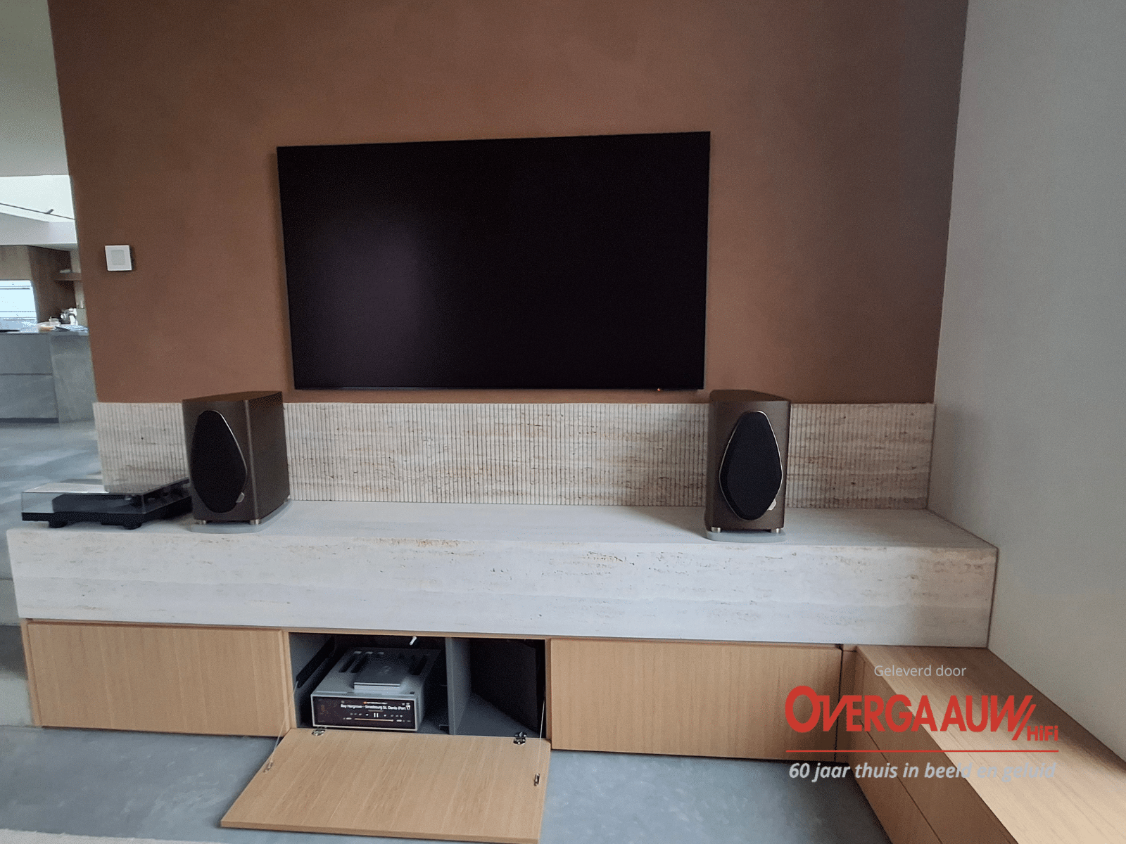 beeld en geluid komen samen op een design meubel en wand in een prachtig nieuwbouwhuis. Er is gekozen om de Hifi rose versterker in de kast te zetten en de tv plat aan de muur, de tv steekt nergens uit en is plat aan de muur gemonteerd