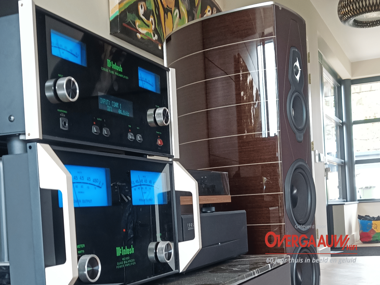 Versterker met blauwe VU meters en handvatten van MCIntosh en Sonus Faber speakers handgemaakt iItalie, afgeleverd en neergezet door Overgaauw